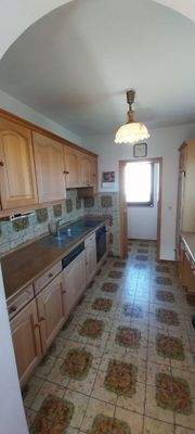 Küche mit Speis mit Fenster dahinter