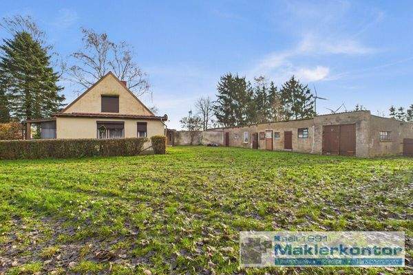 Freifläche und Stallungen