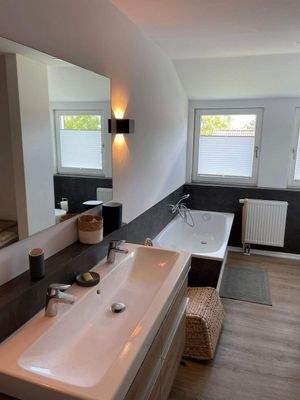 Entspanntes Doppelwaschbecken +Badewanne + Fenster
