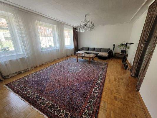 großes Wohnzimmer mit 3 Fenster