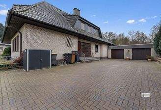 Hofzufahrt zu den Garagen
