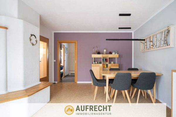 Essbereich mit Blick auf die Küche 