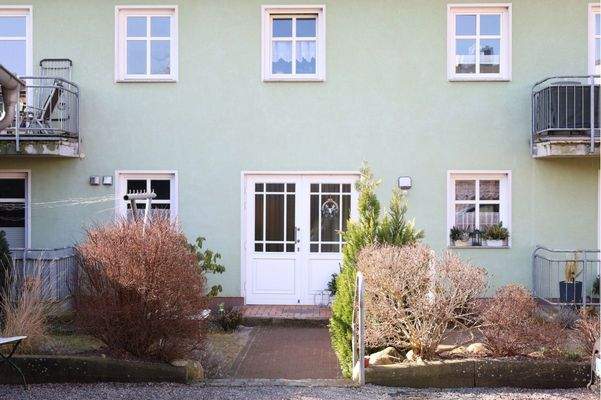 Hauseingang mit gepflegtem Zugangsbereich