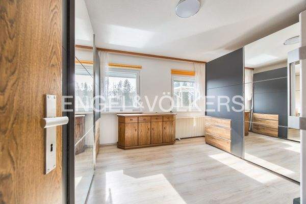 14 m² großes Kinderzimmer 1 mit zwei Fenstern und modernem Laminatboden im Obergeschoss