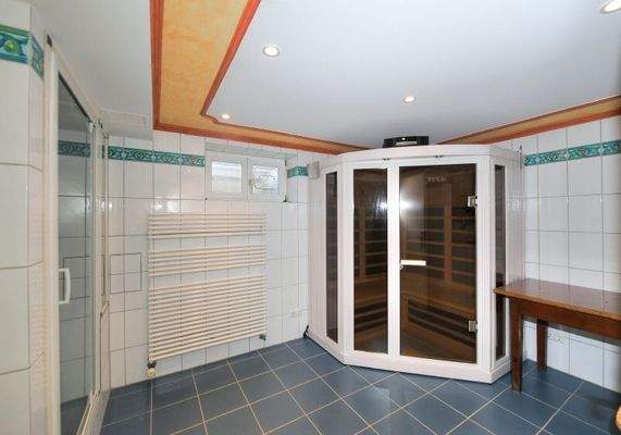 Wellnessbereich mit Sauna und Dusche im KG