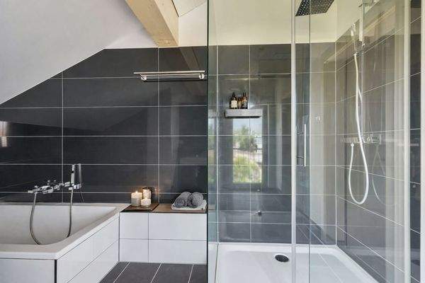 Modernes Badezimmer im Obergeschoss mit Dusche und Wanne