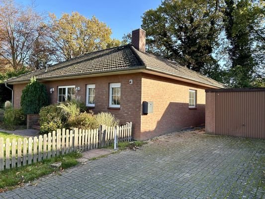 Vordere Seitenansicht des Hauses mit Garage