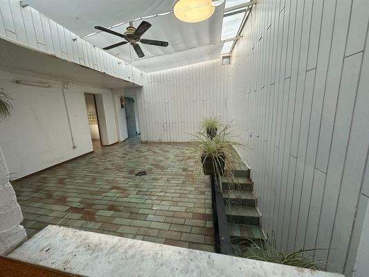 überdachter Hof mit Wirtschaftsräumen