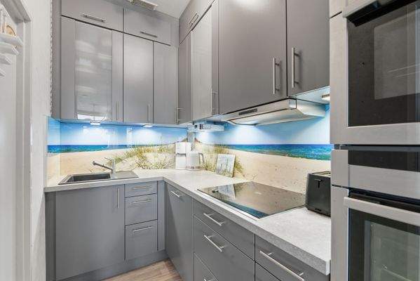 Neuwertige Pantry-Kitchen mit Kochfeld und Ofen 