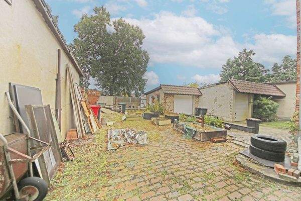 Hofbereich mit Garage