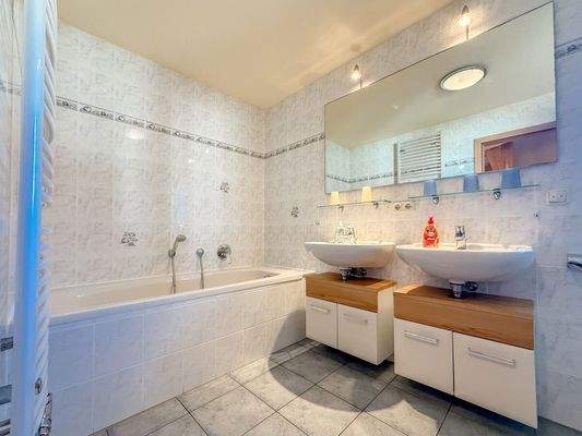 Bad mit Wanne, Dusche und zwei Waschtischen