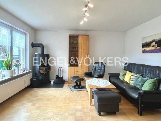 Lichtdurchfluteter Wohnbereich mit Kamin im EG