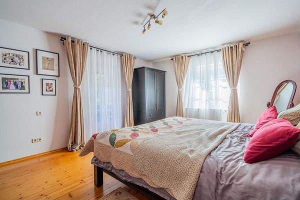 Helles Schlafzimmer mit Balkonaustritt