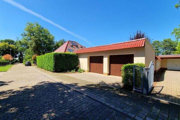 Hausansicht mit Garagen