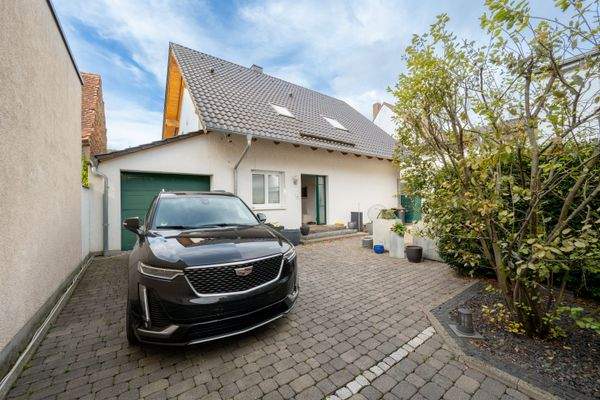 Garage und bis zu 3 Stellplätze im Außenbereich