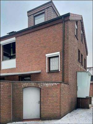 Seitliche Ansicht mit einladender Tür zum eingezäuntem Garten