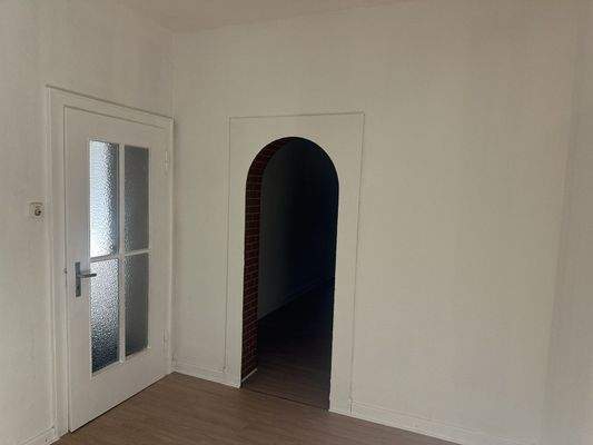 Leerer Raum mit Türen