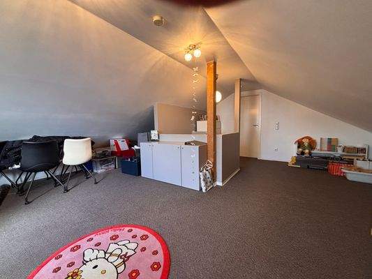 Helles Dachzimmer mit Spielteppich