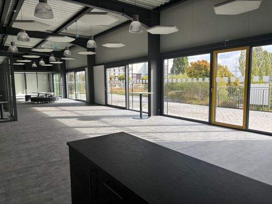 Fithalle Blick auf Terasse.jpg