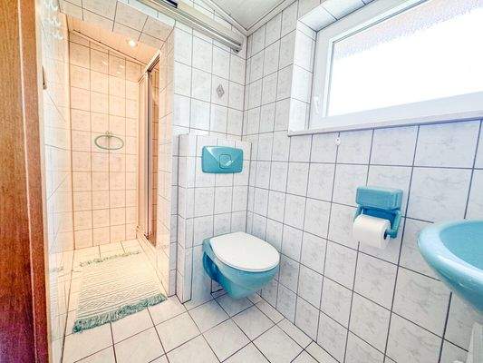 Badezimmer mit Tageslichtfenster und Dusche