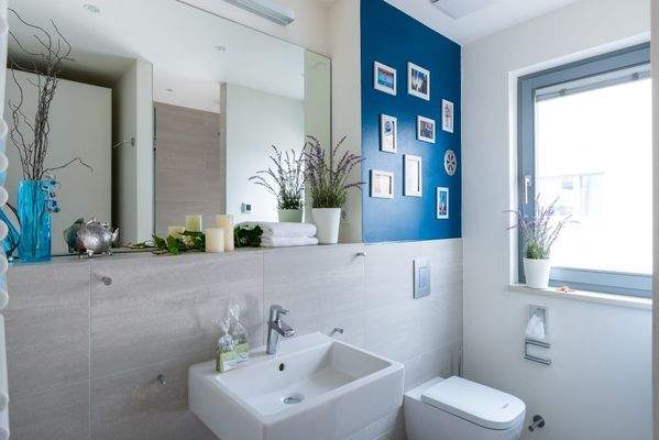 Badezimmer mit großem Fenster und komfortabler bodengleicher Dusche