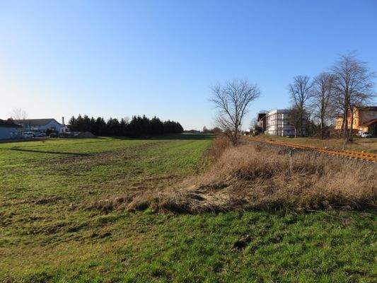 Umgebung und Bahnlinie.JPG