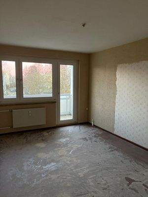 Wohnzimmer mit Balkonzugang