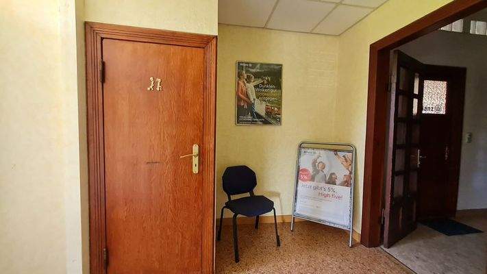 separate Toilette im EG