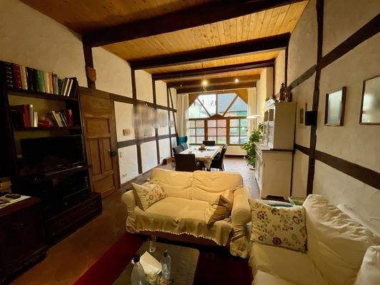 offen gestalteter Wohn-/ Essbereich mit Kachelofen