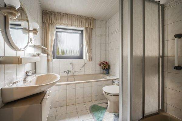 Tageslichtbad mit Wanne und Dusche