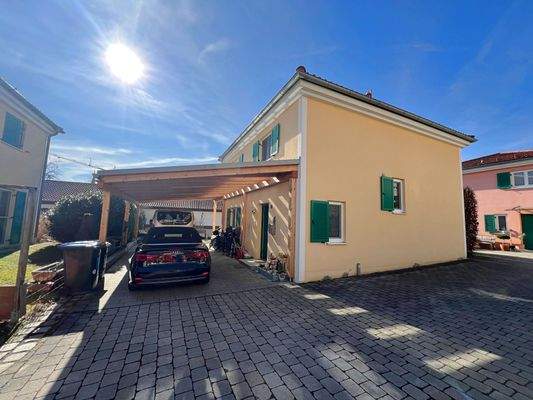 Hausansicht mit Carport