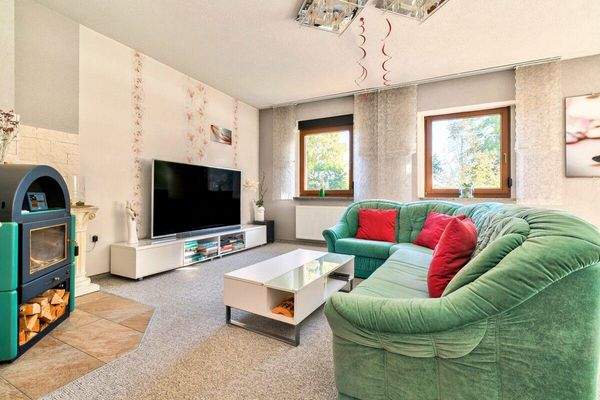 Gemütliche Kamin- und TV-Ecke