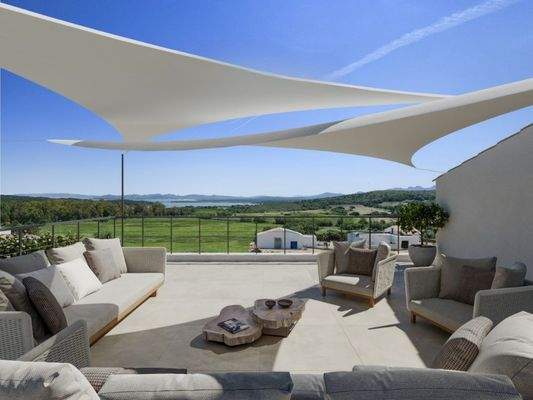 Balkon mit Segeltüchern