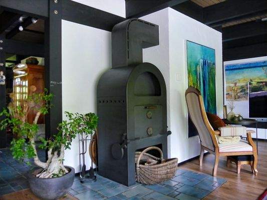 Wohnzimmer mit Gusseisen Ofen für kalte Tage