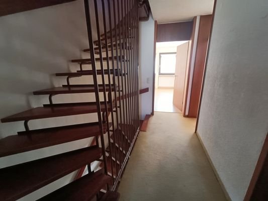 Flur mit Treppe ins DG