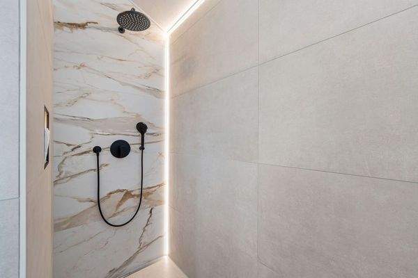 Großzügiger Duschbereich mit Ambientebeleuchtung