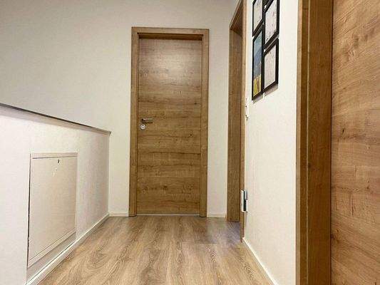 Flur im OG mit Zugang zu den Kinderzimmern und dem separaten Bad/WC