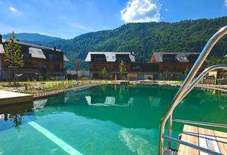 Holzbauanlage mit Bioschwimmteich