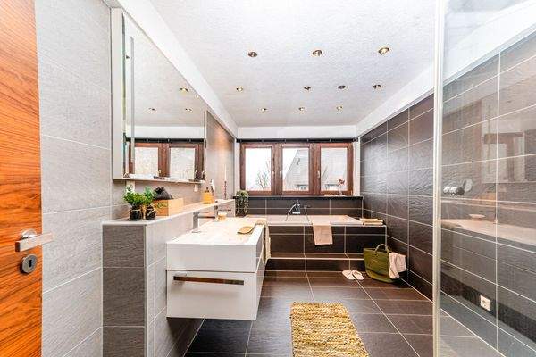 Mit Regendusche, Badewanne, Waschtisch und WC