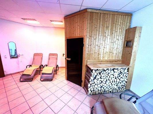Sauna mit Liegestühlen