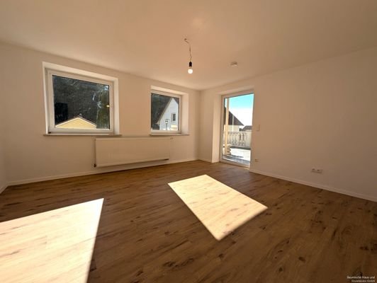 Helles Zimmer mit Zugang zur Terrasse, ideal als B