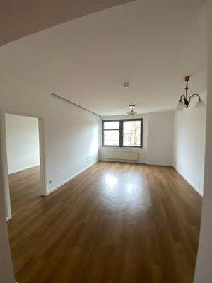 Blick ins WZ und zum Schlafzimmer