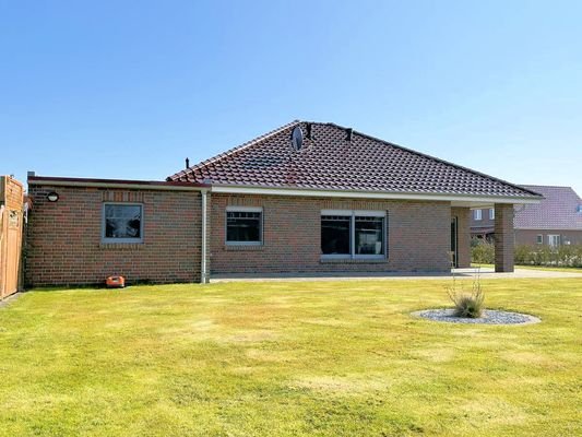 Gartenansicht mit Garage