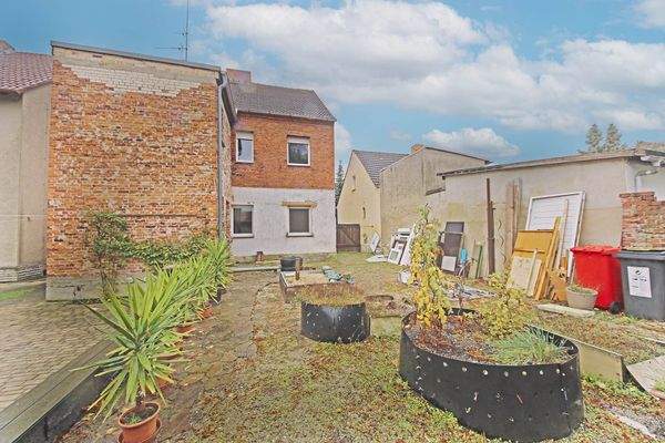 Hausansicht / Grundstücksseite