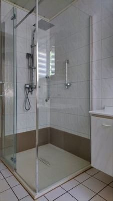Dusche im Bad im EG in WE 1