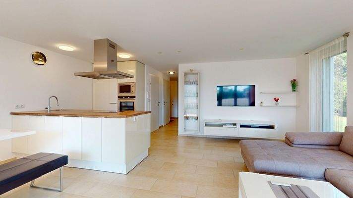 Wohnbereich mit einer modernen Einbauküche