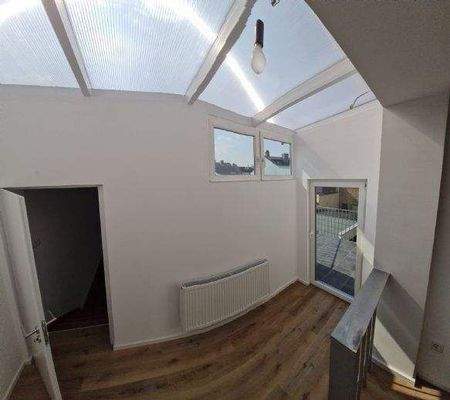 Haushaltsbereich mit Zugang zum Balkon