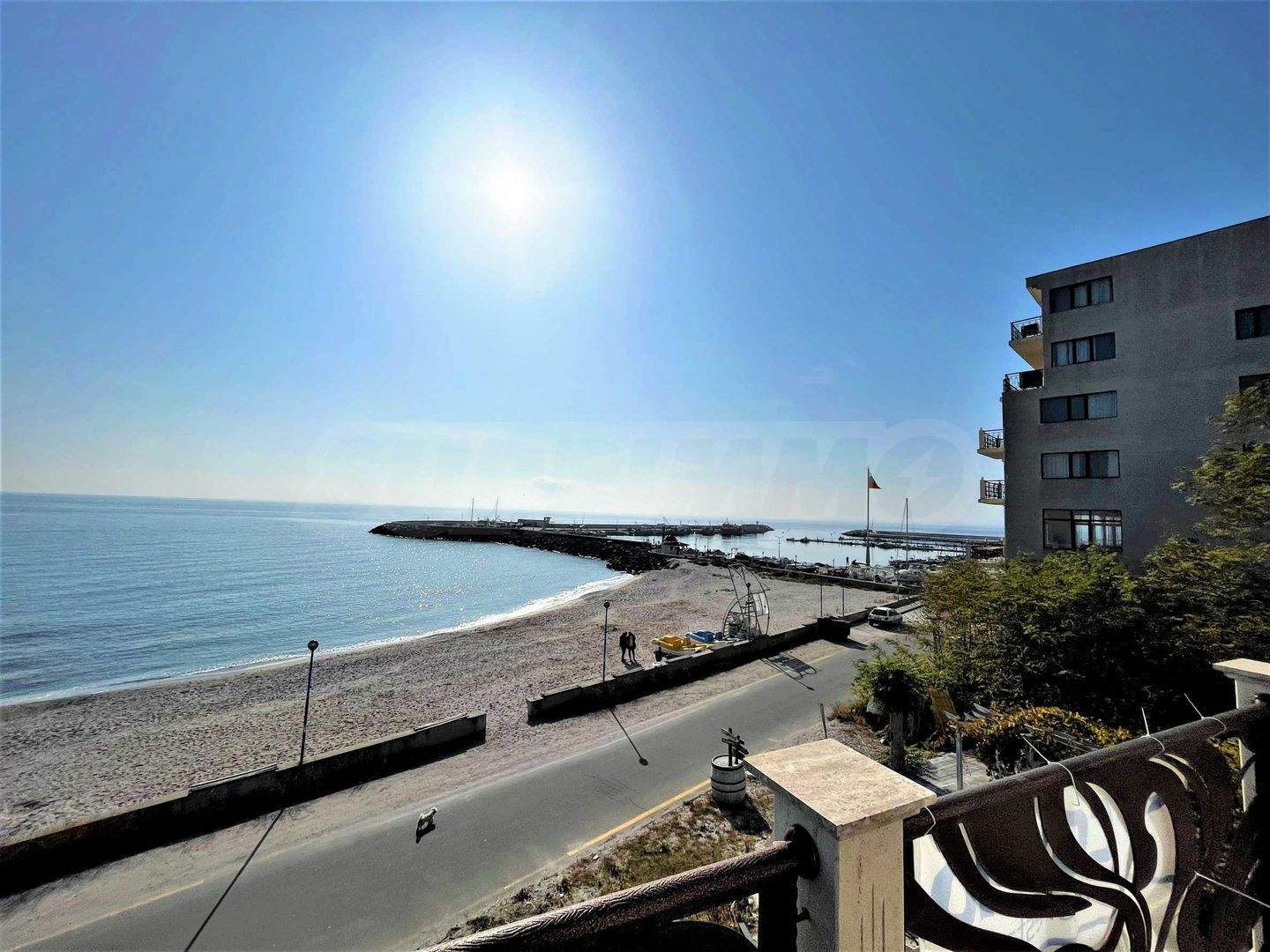 Dreistöckiges Haus mit Pool in erster Linie vom Meer und Strand in