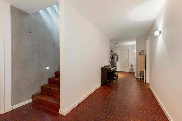 Weitläufiger Flur im UG