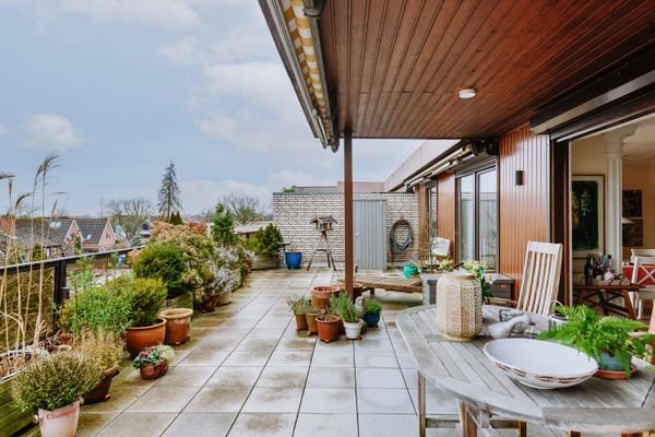 ein Teil der Terrasse ist überdacht